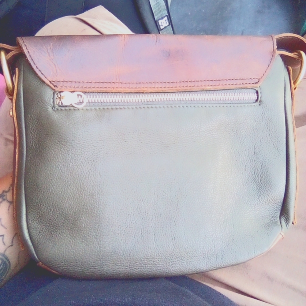 Im selling a ogoode marleys crossbag that cost 214 dollars.still new never used